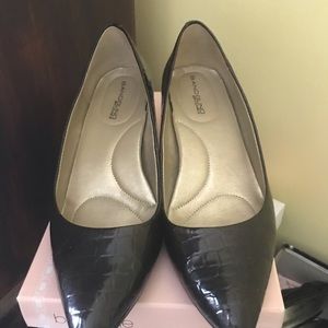 Women’s brown croc low heel dress shoe.